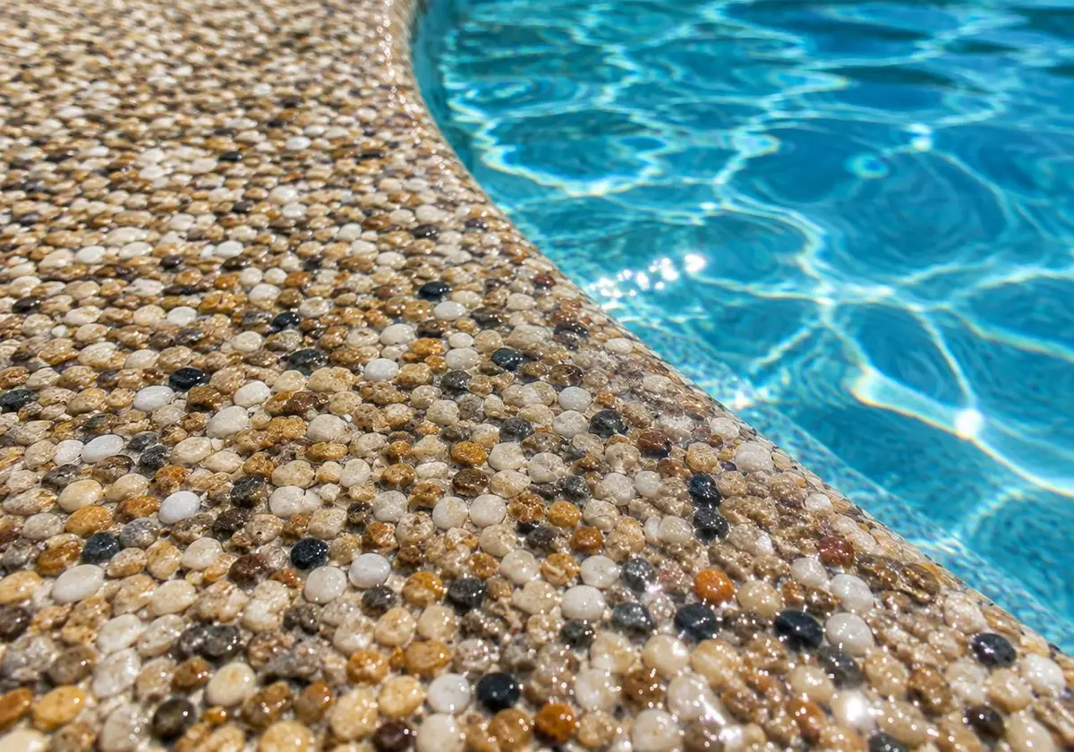 Plage de piscine en moquette de pierre, Somme